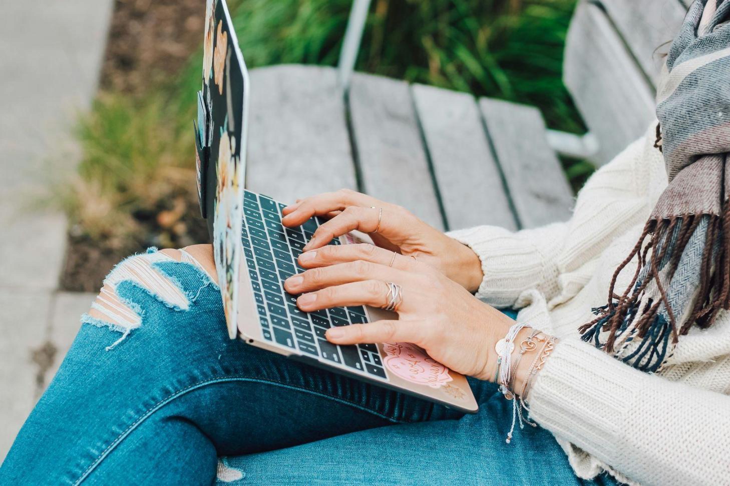 Teilnehmer eines Finanzseminars bei der praktischen Übung zur Vermögensbilanz